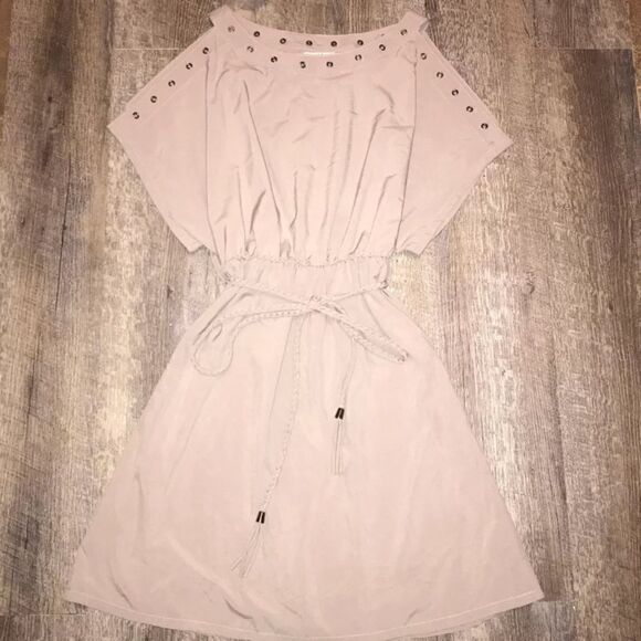 Ya
Los Angles Cold Shoulder Dress - Picture 1 of 4